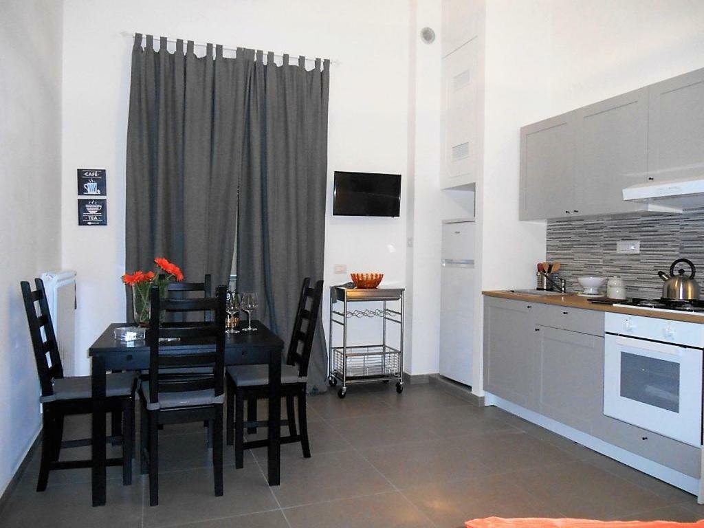 Casa Vacanza "Al Vicolo Delle Colonne" Salerno Exterior photo